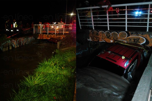 Camioneta es arrastrada por la corriente, rescatan ilesos a tripulantes