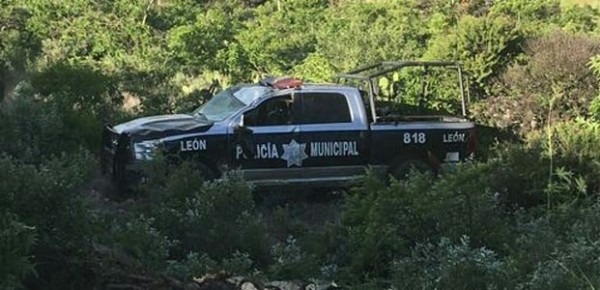 Vuelcan policías de León en La Estancia rumbo a Nuevo Valle de Moreno