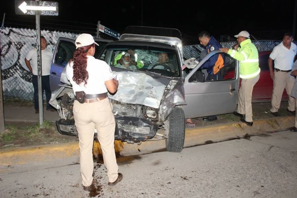 Tres lesionados, entre ellos un policía, al chocar en Industrial Delta
