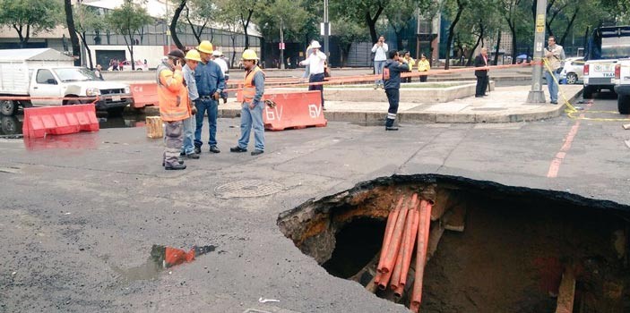Lluvias ocasionan socavón en la calle de Humboldt y Reforma, Ciudad de México