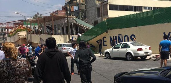 Se desborda ayudar a niños atrapados en escuela Rebsamen
