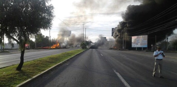 Explosión e incendio de ducto de PEMEX causa caos en León