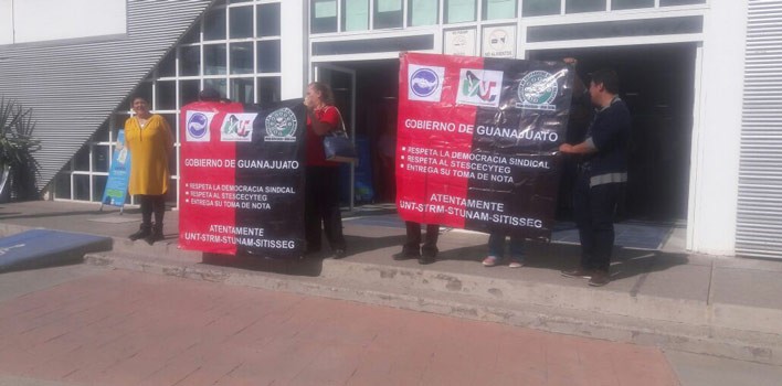 Se manifiestan trabajadores del Cecyteg