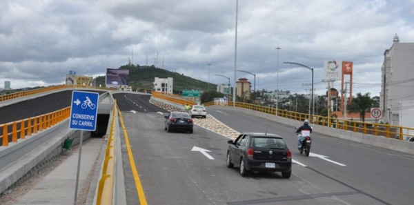 Leoneses no están satisfechos con el Distribuidor Vial Benito Juárez