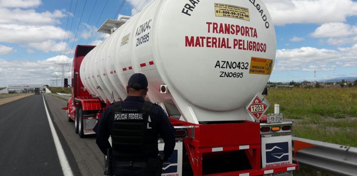 Policía Federal asegura tractocamión cargado con combustible