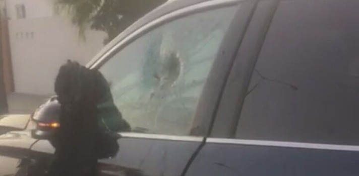 Agreden a conductor y abandona la unidad sobre el bulevar Morelos