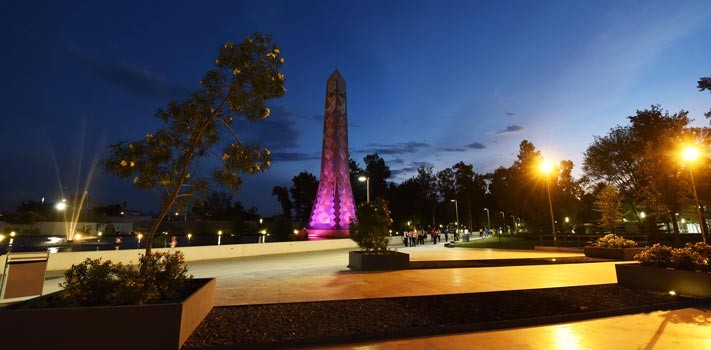 Iluminan de rosa Obelisco en Parque Irekua