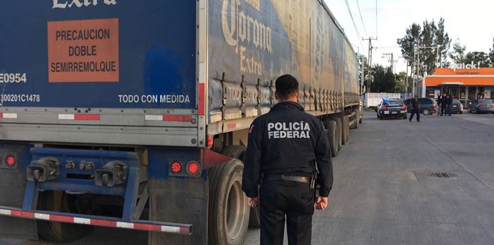Aseguran tráiler cargado de cerveza en Celaya