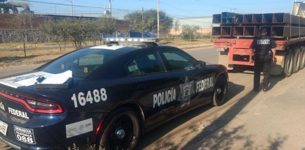 Recuperan camión cargado con estructuras metálicas