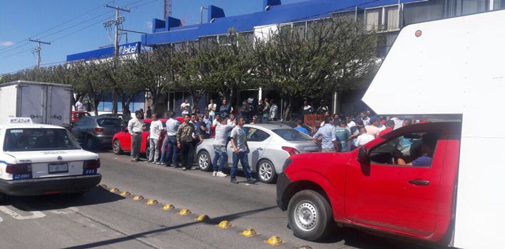 Se manifiestan conductores de Uber en las oficinas de Tránsito del Estado