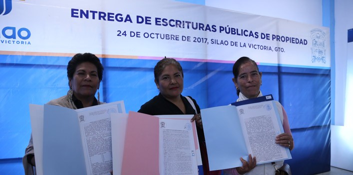Municipio de Silao entrega escrituras a 13 familias