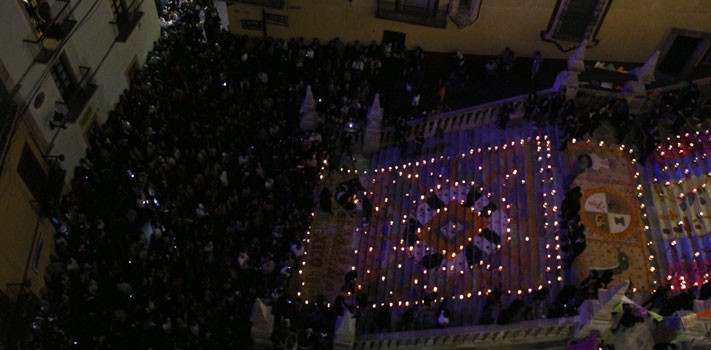 Monumental ofrenda por el Día de Muertos