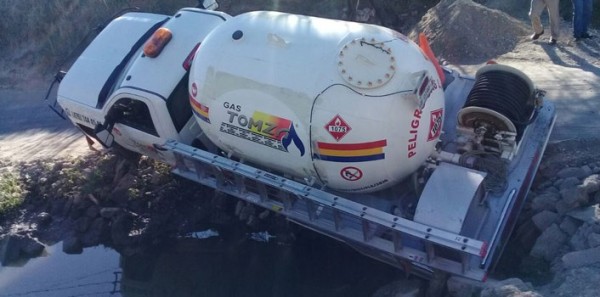 Pipa cargada con gas casi vuelca en el Tajo a Santa Ana