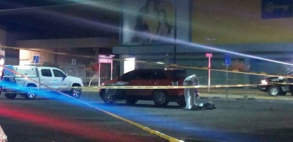 Lo asesinan en el estacionamiento de Walmart en Pedregal del Carmen