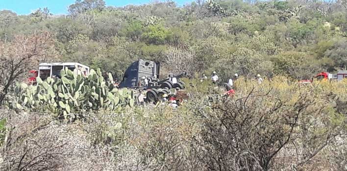 Vuelcan presuntos ladrones tras robarse un tráiler en la León - San Felipe