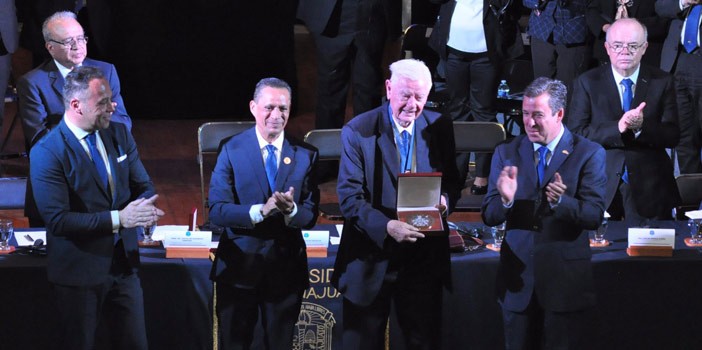 Recibe Claus Roxin Doctorado Honoris Causa, el máximo reconocimiento que otorga la UG