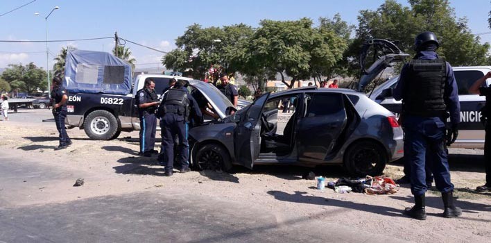 Delincuentes chocan contra policías al tratar de huir