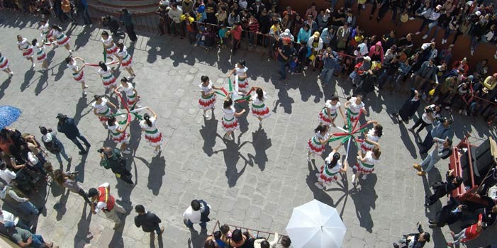 Más de 5 mil personas participaron en el desfile conmemorativo del Revolución Mexicana en San Miguel de Allende