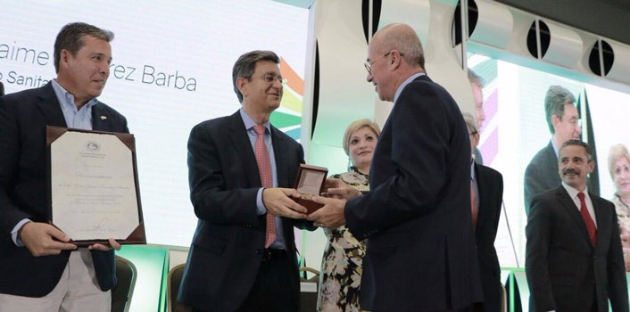Recibe Éctor Jaime Ramírez Barba la Medalla al Mérito Sanitario 2017