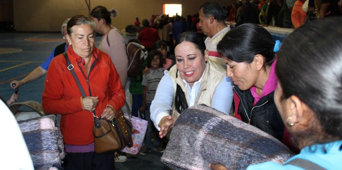 Entregan cobijas a familias de Purísima del Rincón