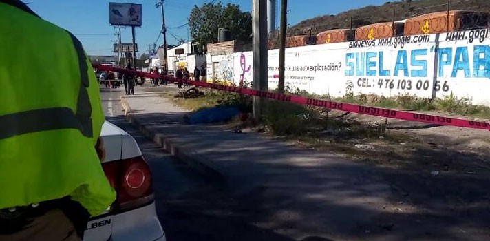 Motociclistas se impactan contra tráiler, un muerto y un lesionado