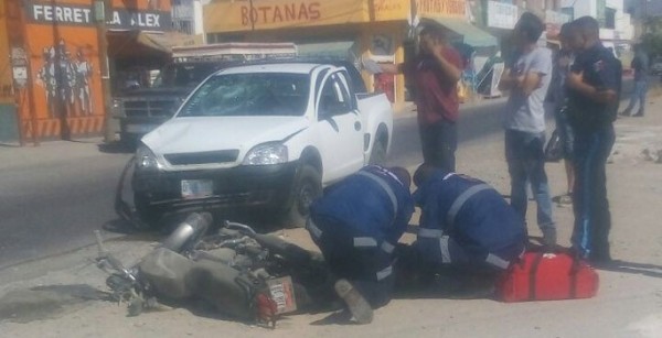 Motociclista lesionado al chocar contra una camioneta