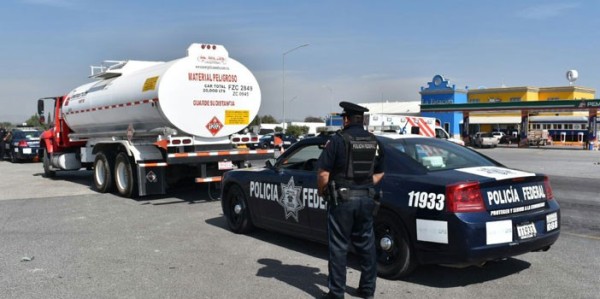 Recupera Policía Federal dos tracto camiones con combustible