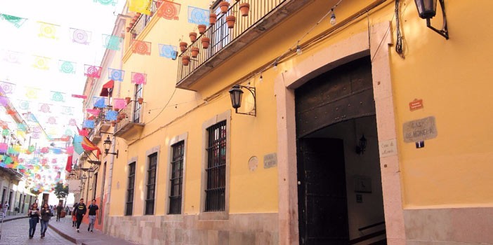 Borran grafitis de la fachada de la Antigua Casa de la Moneda
