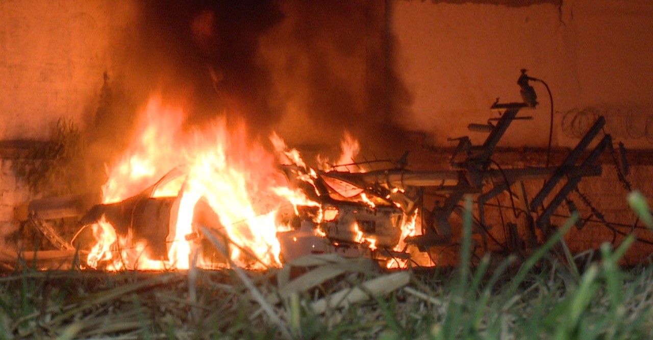 Se incendia camioneta tras estrellarse contra un poste de luz