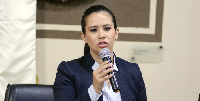 Dona directora del DIF León parte de su sueldo a asociaciones civiles