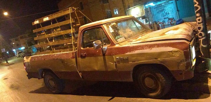 Choca y abandona su camioneta en San Felipe de Jesús