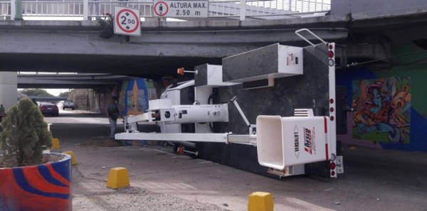 Se atora y vuelca grúa de canasta en el Malecón del Río
