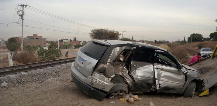 Trata de ganarle el paso al tren en San Juan de Abajo