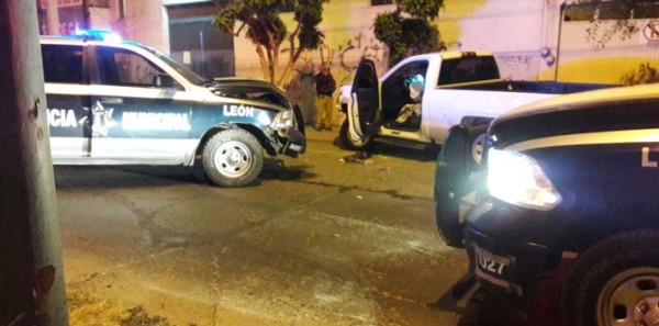 Tras persecución choca patrulla contra camioneta particular