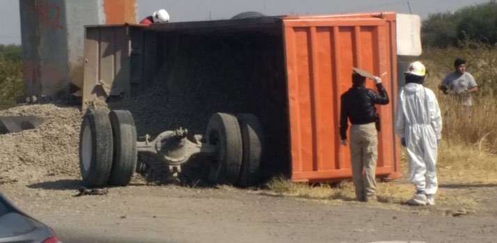 Muere conductor prensado en la carretera León - Cuerámaro