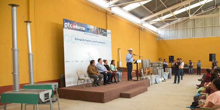 Entrega SDAyR fogones y estufas ecológicas en Celaya