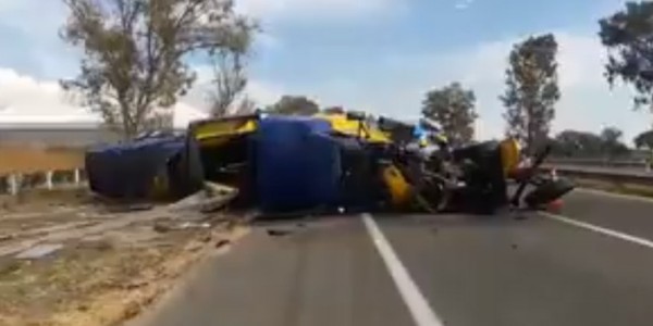 Vuelca tráiler en la autopista León - Aguascalientes