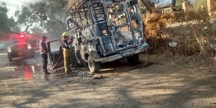 Se incendia camioneta que transportaba pirotecnia