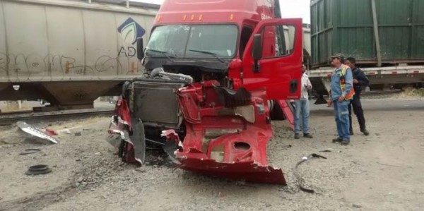 Tráiler es embestido por el tren en La Trinidad