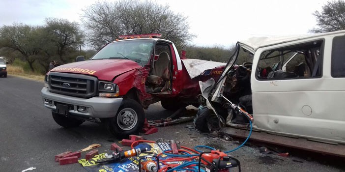 Chocan camioneta y unidad de bomberos en Manuel Doblado