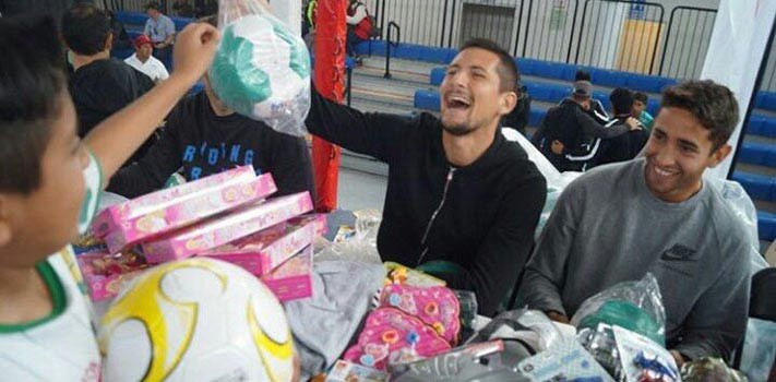 Entrega Club León juguetes a niños en Las Joyas