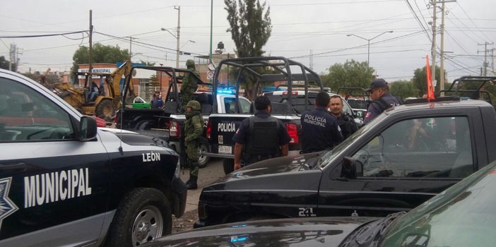 Aseguran dos vehículos con reporte de robo y una granada