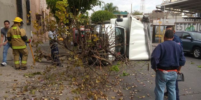 Vuelca en la colonia Obregón