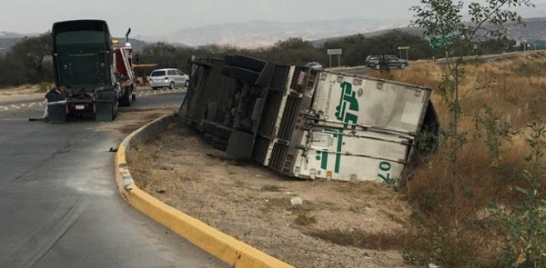 Tráiler pierde el control en la glorieta del Eje Metropolitano