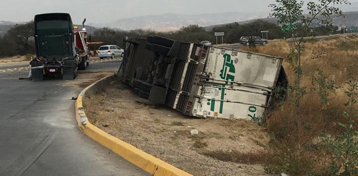 Tráiler pierde el control en la glorieta del Eje Metropolitano