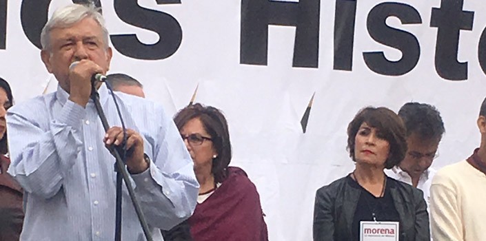 Renuncia Irma Leticia González al PRI; aparece con AMLO en León
