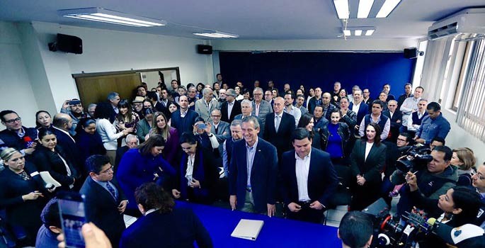 Se registra López Santillana como precandidato a la alcaldía de León