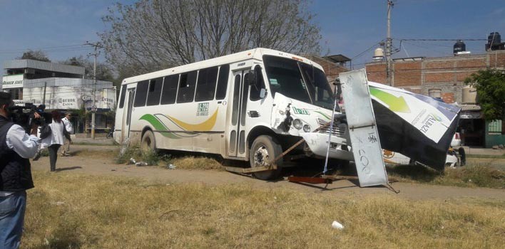 Camión urbano se queda sin frenos y choca contra poste