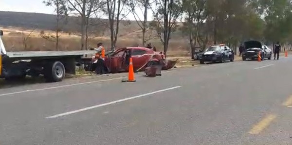 Tripulantes de un vehículo huyen tras volcar en la León - Lagos