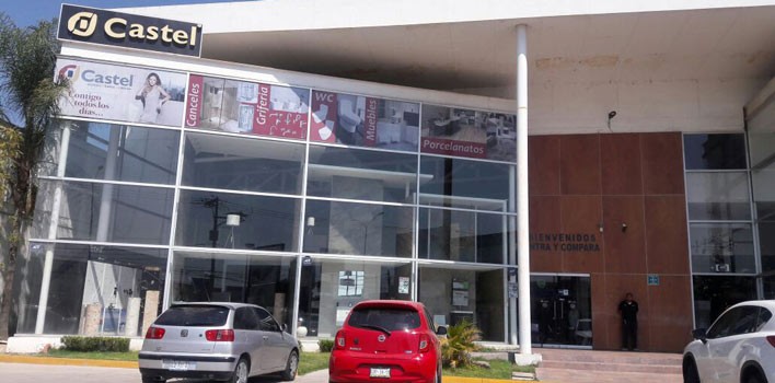 Amagan a empleadas y las encierran en el baño
